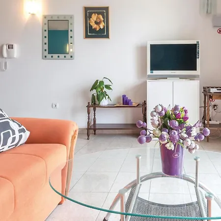 Apartment Beautiful In With Kitchen Makarska