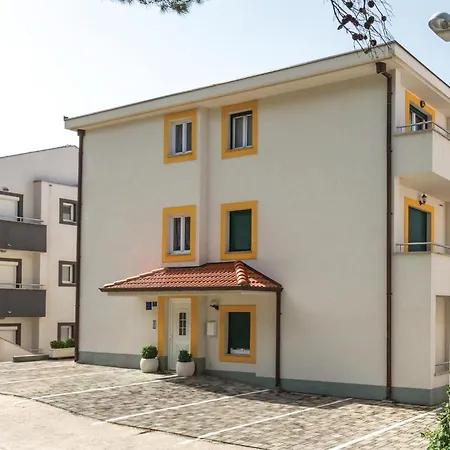 Two-bedroom In Appartement Makarska